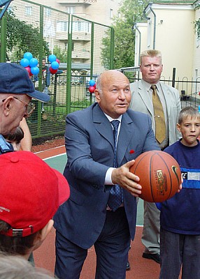Мэр Москвы приобщился к уличному баскетболу (фото cskabasket.com)