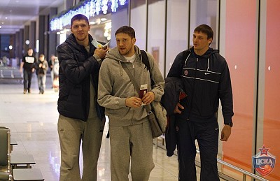 Victor Khryapa, Evgeny Voronov and Aleksei Zozulin (photo: M. Serbin, cskabasket.com)