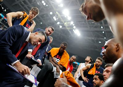 Андреас Пистиолис проводит тайм-аут (фото: М. Сербин, cskabasket.com)