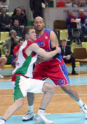 Alexander vs Tsypachev (photo cskabasket.com)