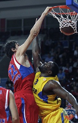 Boban Marjanovic dunks the ball (photo M. Serbin, cskabasket.com)