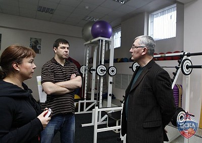 Natalia Furaeva and Andrey Shchepankov show a gym to Jonas Kazlauskas (photo M. Serbin, cskabasket.com)