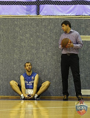 Рамунас Шишкаускас и Андрей Щепанков (фото М. Сербин, cskabasket.com)