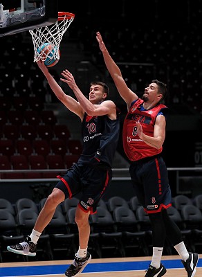 Самсон Руженцев и Антон Астапкович (фото: М. Сербин, cskabasket.com)