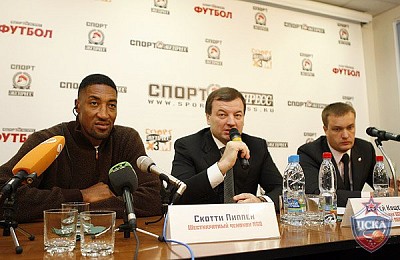 Скотти Пиппен, Серегй Кущенко и Андрей Ватутин (слева направо) (фото М. Сербин, cskabasket.com)