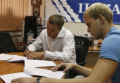 Андрей Ватутин подписывает контракт  (фото cskabasket.com)