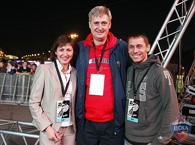 Tatyana Lebedeva, Andrey Maltsev and Yury Borzakovky (photo T. Makeeva, cskabasket.com)
