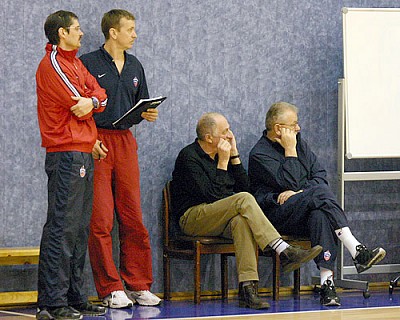 Душан Ивкович и тренеры молодежной команды наблюдают за игрой (фото cskabasket.com)