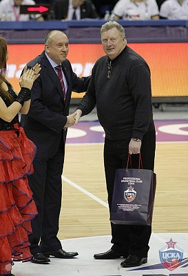 Юрий Юрков поздравляет Юрия Селихова (фото М. Сербин, cskabasket.com)