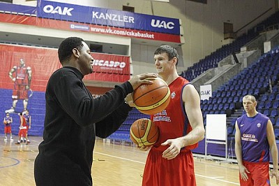 Robert Horry and Darjus Lavrinovic  (photo T. Makeeva, cskabasket.com)