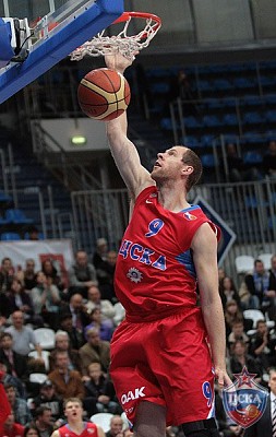 Рамунас Шишкаускас забивает сверху (фото cskabasket.com)
