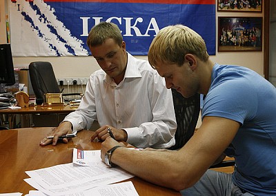 Подписание контракта  (фото cskabasket.com)