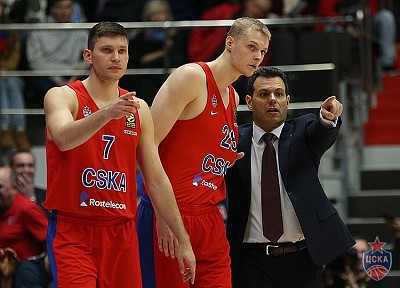 Иван Ухов, Андрей Лопатин и Димитрис Итудис (фото: М. Сербин, cskabasket.com)