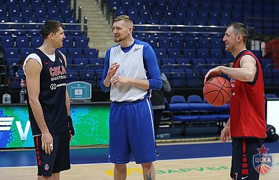Victor Khryapa, Ivan Lazarev and Vitaly Fridzon (photo: M. Serbin, cskabasket.com)