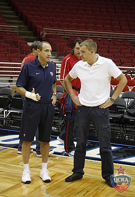 Этторе Мессина и Андрей Ватутин (фото М. Сербин, cskabasket.com)