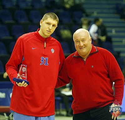 Sergey Chernov and Viktor Khryapa  (photo M. Serbin, cskabasket.com)