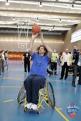 Шон Стоунрук пытается забросить мяч в корзину (фото М. Сербин, cskabasket.com)