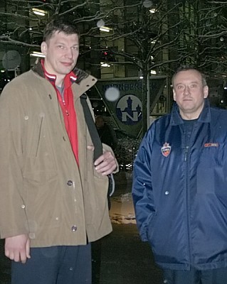 Sergey Panov and General Manager Yury Yurkov (photo cskabasket.com)