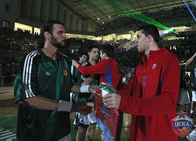 Fragiskos Alvertis and Viktor Khryapa (photo M. Serbin, cskabasket.com)
