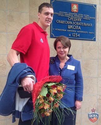 Александр Каун и директор школы N1234 Ирина Волошко (фото cskabasket.com)