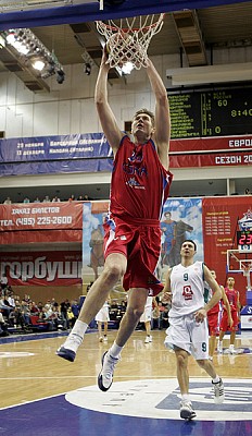 Алексей Саврасенко  забивает сверху (фото М. Сербин)