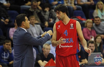 Димитрис Итудис и Милош Теодосич (фото: М. Сербин, cskabasket.com)