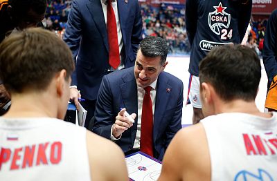 Андреас Пистиолис проводит тайм-аут (фото: М. Сербин, cskabasket.com)