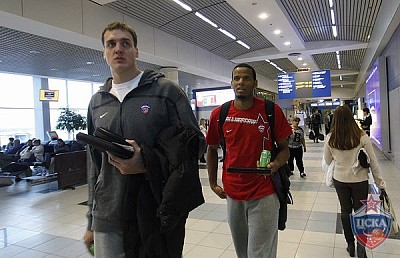 Александр Каун и Сэмми Мехия (фото М. Сербин, cskabasket.com)