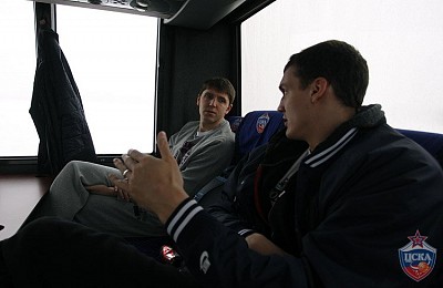Viktor Khryapa and Alexandr Kaun (photo M. Serbin, cskabasket.com)
