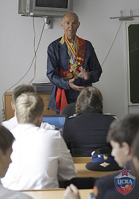 Виктор Зубков отвечает проводит первый урок в 8-ом классе (фото М. Сербин, cskabasket.com)