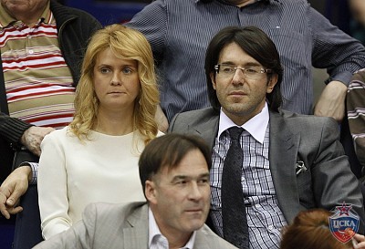 Андрей Малахов с супругой (фото М. Сербин, cskabasket.com)