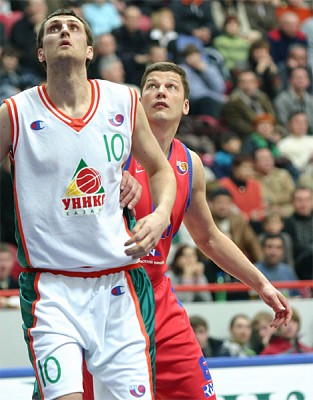 Chris Anstey and Sergey Panov (photo cskabasket.com)