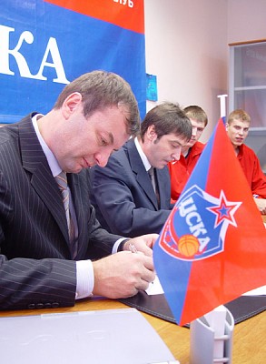 Сергей Кущенко и Михаил Кулешов подписывают контракт (фото cskabasket.com)