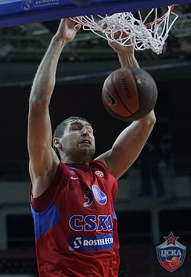 Дмитрий Соколов забивает сверху (фото М. Сербин, cskabasket.com)