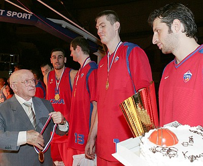 Alexander Gomelsky presents the medals to the winners of the tournament (photo T.Makeeva)
