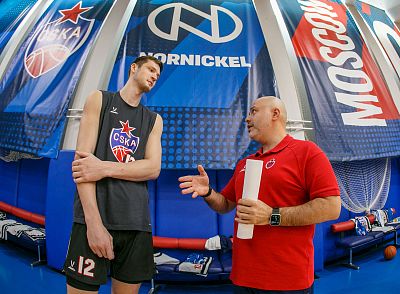 Кирилл Елатонцев и Денис Годлевский (фото: М. Сербин, cskabasket.com)
