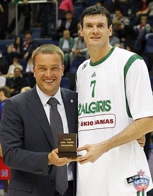 Andrey Vatutin and Darjus Lavrinovic (photo T. Makeeva, cskabasket.com)