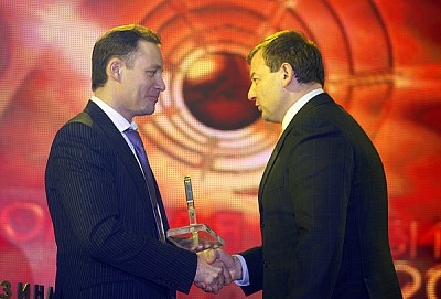 Сергей Кущенко получает приз за за лучший менеджмент года (фото М. Сербин)