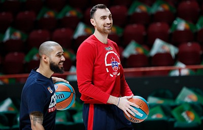 Даллас Мур и Никола Милутинов (фото: М. Сербин, cskabasket.com)