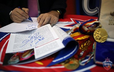 Автограф сессия Сергея Тараканова (фото: М. Сербин, cskabasket.com)