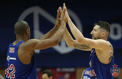 Kyle Hines and Nikita Kurbanov (photo: M. Serbin, cskabasket.com)