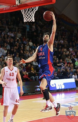 Milos Teodosic dunks the ball (photo: M. Serbin, cskabasket.com)