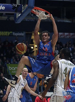 Aleksandr Kaun dunks the ball (photo M. Serbin, cskabasket.com)