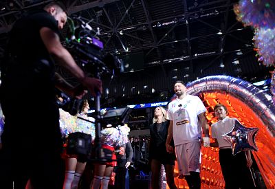 Никита Курбанов с семьей (фото: М. Сербин, cskabasket.com)