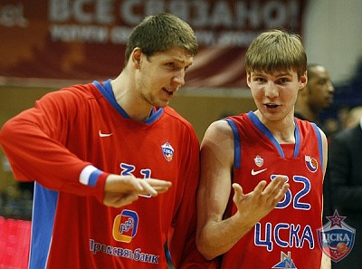 Viktor Khryapa and Maxim Zakharov (photo M. Serbin, cskabasket.com)