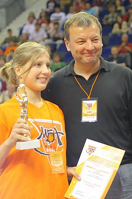 Сергей Кущенко вручает приз победительнице конкурса штрафных бросков  (фото Ю. Кузьмин)