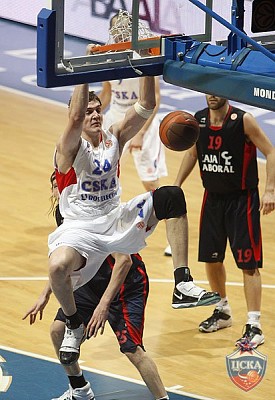 Alexander Kaun dunks the ball (photo M. Serbin, cskabasket.com)