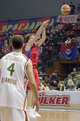 Матьяж Смодиш стал самым результативным игроком матча (фото cskabasket.com)