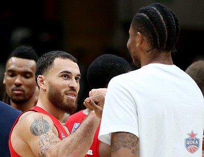 Mike James and Will Clyburn (photo: M. Serbin, cskabasket.com)