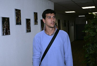 Никос Зисис осматривает фото в офисе ЦСКА (фото cskabasket.com)